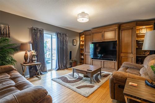 2322 Maundrell Avenue, Armstrong, BC - Indoor Photo Showing Living Room