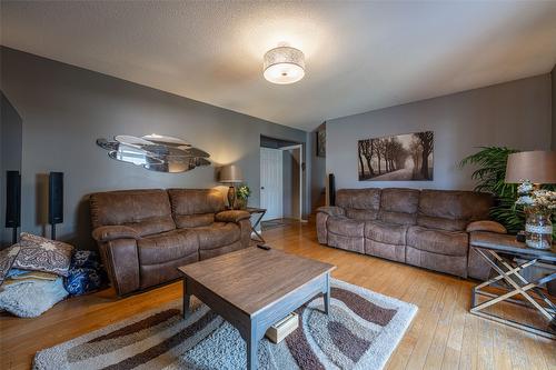 2322 Maundrell Avenue, Armstrong, BC - Indoor Photo Showing Living Room