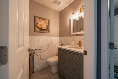 2322 Maundrell Avenue, Armstrong, BC - Indoor Photo Showing Bathroom