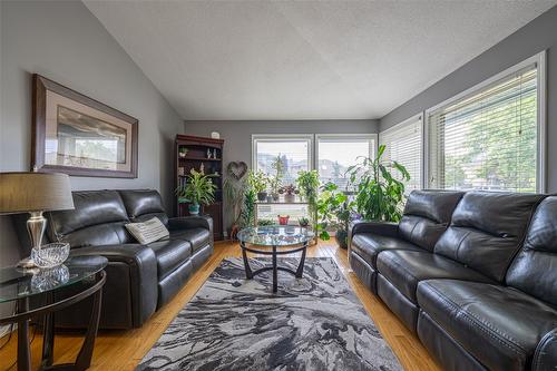 2322 Maundrell Avenue, Armstrong, BC - Indoor Photo Showing Living Room