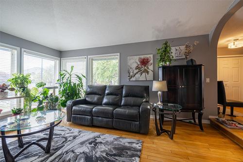 2322 Maundrell Avenue, Armstrong, BC - Indoor Photo Showing Living Room