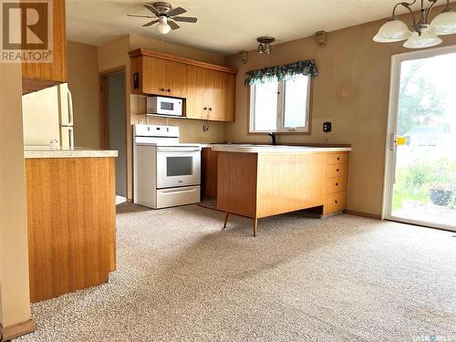 1102 Jubilee Drive, Swift Current, SK - Indoor Photo Showing Kitchen