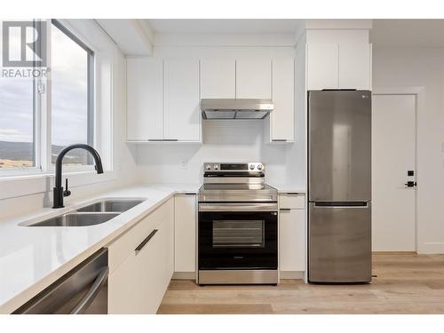 923 Melrose Street, Kelowna, BC - Indoor Photo Showing Kitchen With Double Sink With Upgraded Kitchen