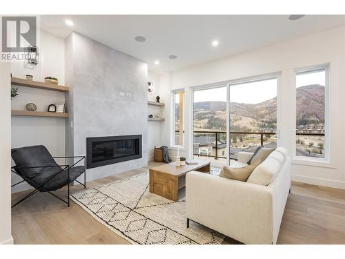 923 Melrose Street, Kelowna, BC - Indoor Photo Showing Living Room With Fireplace