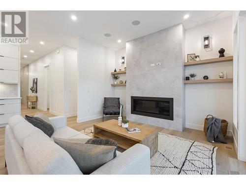 923 Melrose Street, Kelowna, BC - Indoor Photo Showing Living Room With Fireplace