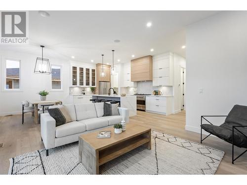 923 Melrose Street, Kelowna, BC - Indoor Photo Showing Living Room