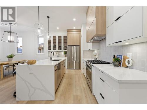 923 Melrose Street, Kelowna, BC - Indoor Photo Showing Kitchen With Upgraded Kitchen