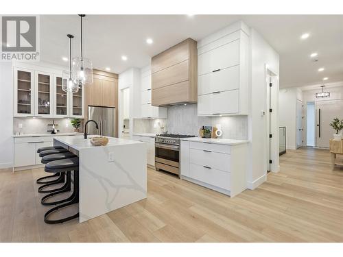 923 Melrose Street, Kelowna, BC - Indoor Photo Showing Kitchen With Upgraded Kitchen