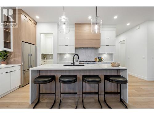 923 Melrose Street, Kelowna, BC - Indoor Photo Showing Kitchen With Upgraded Kitchen