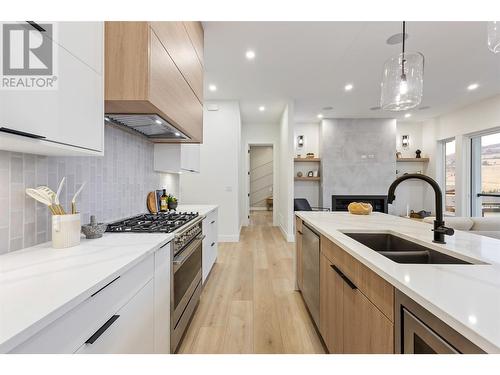 923 Melrose Street, Kelowna, BC - Indoor Photo Showing Kitchen With Double Sink With Upgraded Kitchen