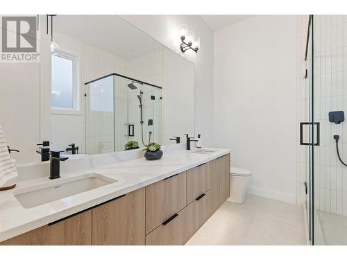 923 Melrose Street, Kelowna, BC - Indoor Photo Showing Bathroom