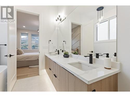 923 Melrose Street, Kelowna, BC - Indoor Photo Showing Bathroom