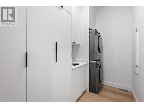 923 Melrose Street, Kelowna, BC - Indoor Photo Showing Laundry Room