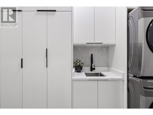 923 Melrose Street, Kelowna, BC - Indoor Photo Showing Laundry Room