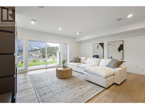 923 Melrose Street, Kelowna, BC - Indoor Photo Showing Living Room