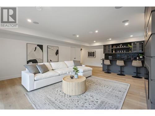 923 Melrose Street, Kelowna, BC - Indoor Photo Showing Living Room