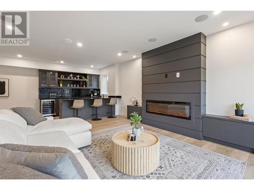 923 Melrose Street, Kelowna, BC - Indoor Photo Showing Living Room With Fireplace