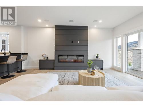 923 Melrose Street, Kelowna, BC - Indoor Photo Showing Living Room With Fireplace