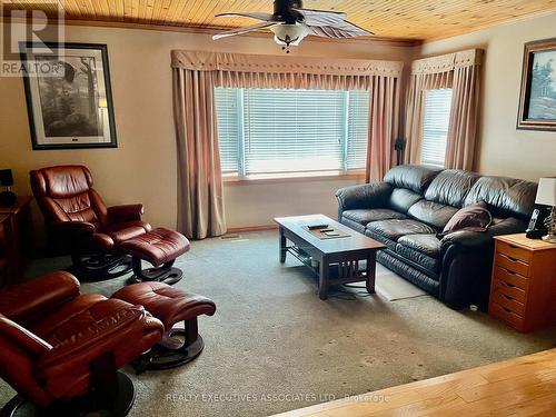 22 Lakeview Boulevard, Kawartha Lakes, ON - Indoor Photo Showing Living Room