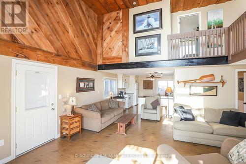 18170 Erie Shore Drive, Chatham-Kent, ON - Indoor Photo Showing Living Room