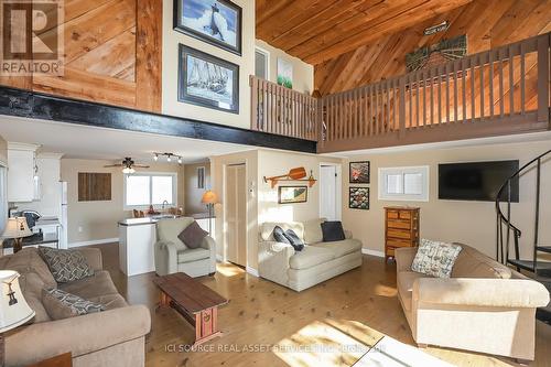 18170 Erie Shore Drive, Chatham-Kent, ON - Indoor Photo Showing Living Room