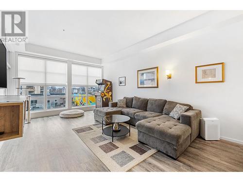 1331 Ellis Street Unit# 315, Kelowna, BC - Indoor Photo Showing Living Room