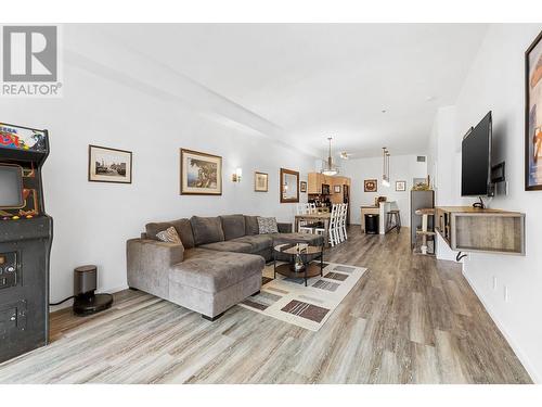 1331 Ellis Street Unit# 315, Kelowna, BC - Indoor Photo Showing Living Room