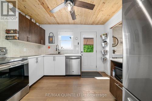 28 Massassauga Road, Prince Edward County (Ameliasburgh), ON - Indoor Photo Showing Kitchen