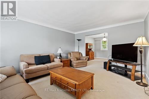 6 Butler Crescent, St. Catharines, ON - Indoor Photo Showing Living Room