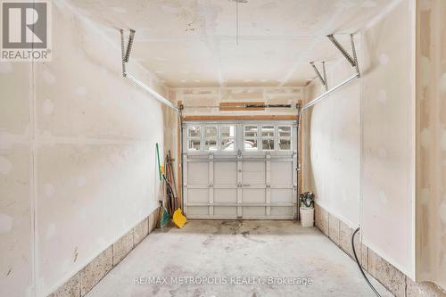 8484 Sweet Chestnut Drive, Niagara Falls, ON - Indoor Photo Showing Garage