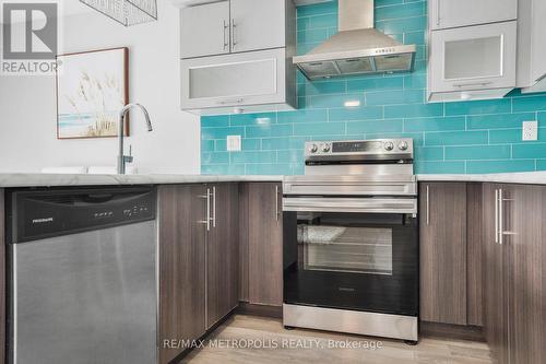 8484 Sweet Chestnut Drive, Niagara Falls, ON - Indoor Photo Showing Kitchen With Stainless Steel Kitchen With Upgraded Kitchen