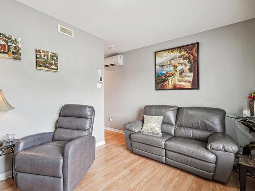 Living room - 36  - 38 Rue Des Grands-Ducs, Lavaltrie, QC - Indoor Photo Showing Living Room