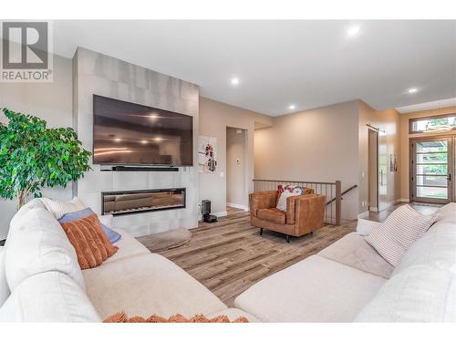 245 Summer Wood Drive, Kelowna, BC - Indoor Photo Showing Living Room