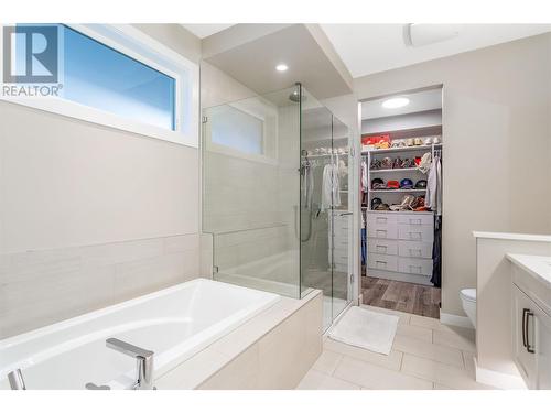 245 Summer Wood Drive, Kelowna, BC - Indoor Photo Showing Bathroom