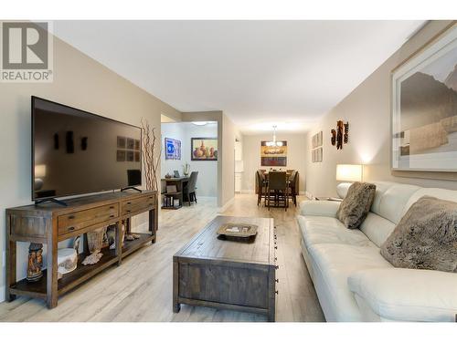 575 Sutherland Avenue Unit# 218, Kelowna, BC - Indoor Photo Showing Living Room