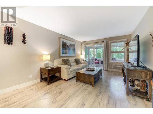 575 Sutherland Avenue Unit# 218, Kelowna, BC - Indoor Photo Showing Living Room