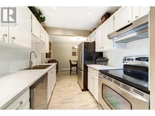 575 Sutherland Avenue Unit# 218, Kelowna, BC - Indoor Photo Showing Kitchen With Double Sink