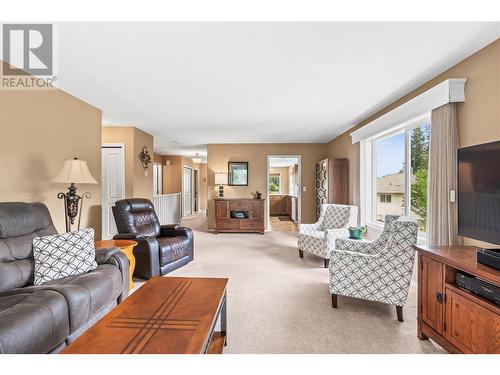 2675 Pine Avenue Unit# 46, Lumby, BC - Indoor Photo Showing Living Room