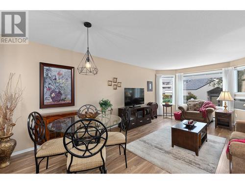 3283 Casorso Road Unit# 108, Kelowna, BC - Indoor Photo Showing Living Room