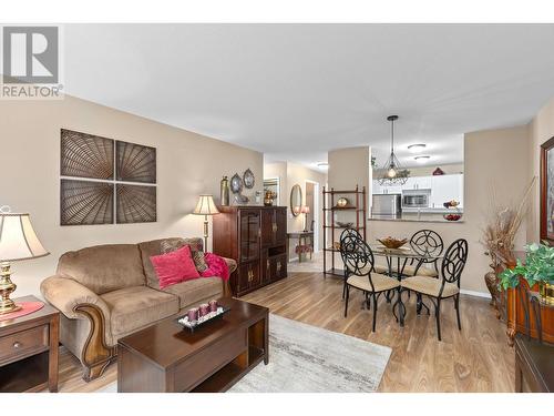 3283 Casorso Road Unit# 108, Kelowna, BC - Indoor Photo Showing Living Room