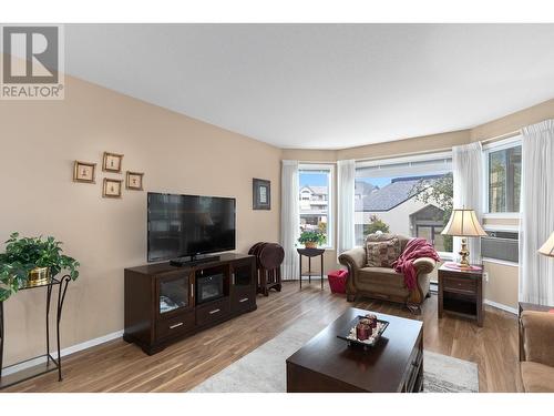 3283 Casorso Road Unit# 108, Kelowna, BC - Indoor Photo Showing Living Room