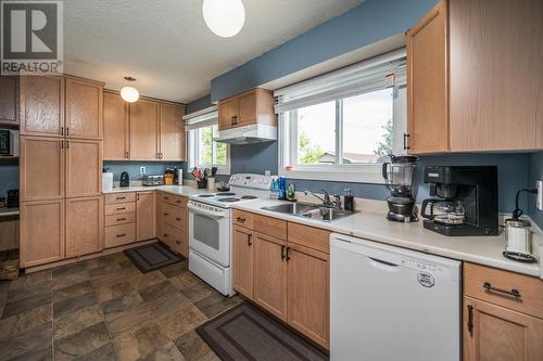 3191 2Nd Avenue, Prince George, BC - Indoor Photo Showing Kitchen With Double Sink