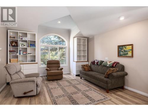 3971 Lakevale Place, Kelowna, BC - Indoor Photo Showing Living Room