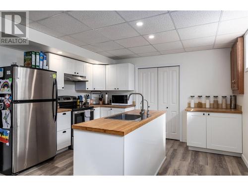 3971 Lakevale Place, Kelowna, BC - Indoor Photo Showing Kitchen