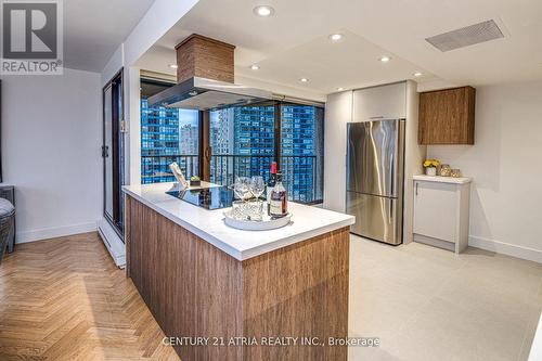 1401 - 65 Harbour Square, Toronto (Waterfront Communities), ON - Indoor Photo Showing Kitchen