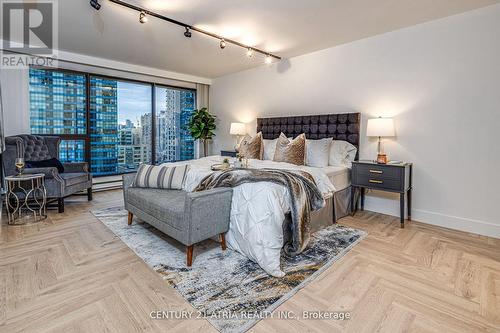 1401 - 65 Harbour Square, Toronto (Waterfront Communities), ON - Indoor Photo Showing Bedroom