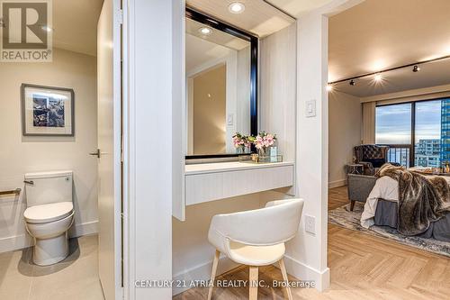 1401 - 65 Harbour Square, Toronto (Waterfront Communities), ON - Indoor Photo Showing Bathroom