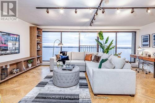 1401 - 65 Harbour Square, Toronto (Waterfront Communities), ON - Indoor Photo Showing Living Room