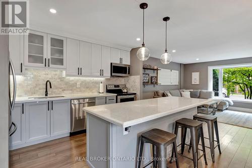 2324 Coldstream Drive, Burlington (Brant Hills), ON - Indoor Photo Showing Kitchen With Upgraded Kitchen