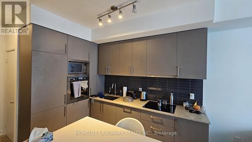 920 - 576 Front Street W, Toronto (Waterfront Communities), ON - Indoor Photo Showing Kitchen